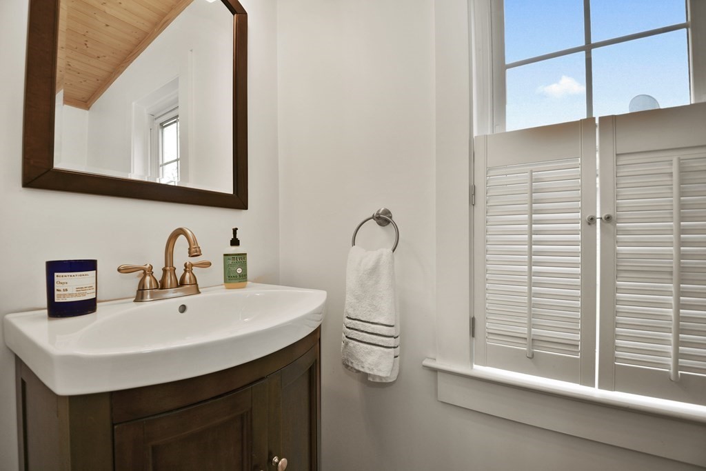 19 Hartford Road Worcester, MA 01606 - Photo 14 of 27