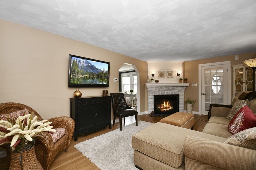 19 Hartford Road Worcester, MA 01606 - Photo 5 of 27