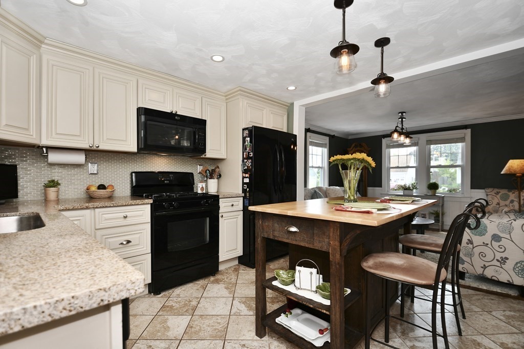 19 Hartford Road Worcester, MA 01606 - Photo 6 of 27