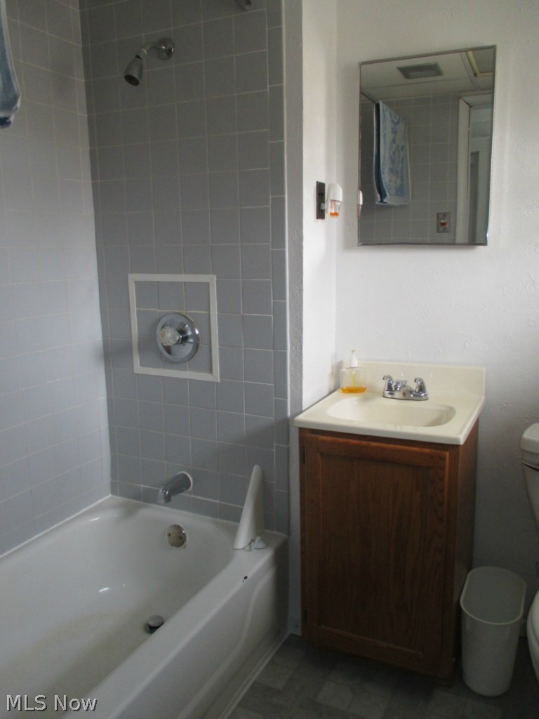 3589 Manchester Road Akron, OH 44319 - Photo 13 of 19 Main Bath w/ tub and shower