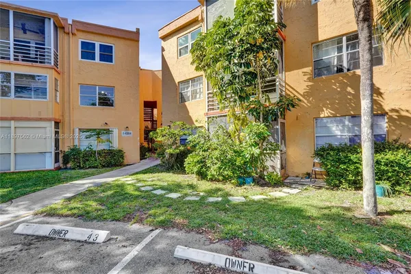 $185,000 | 4314 Northwest 9th Avenue, Unit 33D, Deerfield Beach, FL 33064