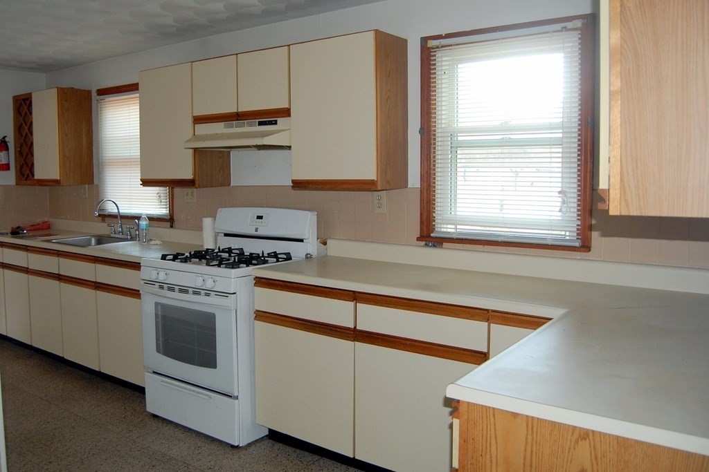 81 Rowland Street Springfield, MA 01107 - Photo 12 of 28 Gallery Image 12
