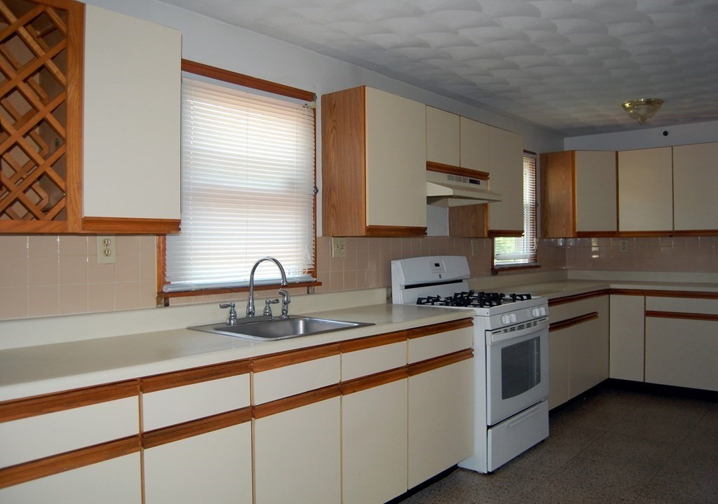81 Rowland Street Springfield, MA 01107 - Photo 13 of 28 Gallery Image 13