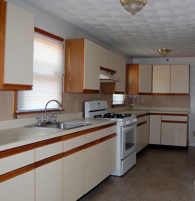 81 Rowland Street Springfield, MA 01107 - Photo 14 of 28 Gallery Image 14