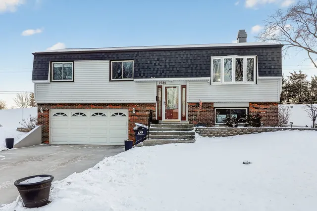 $465,000 | 1580 College Lane South, Wheaton, IL 60189