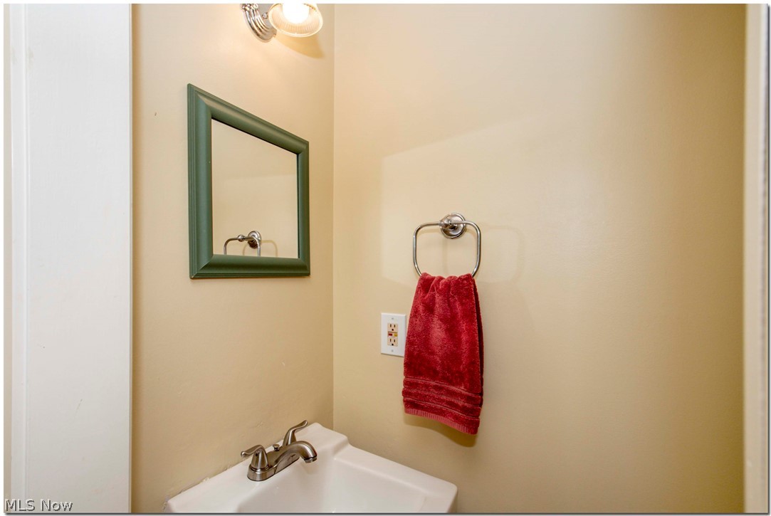 2559 Princeton Road Cleveland, OH 44118 - Photo 13 of 35