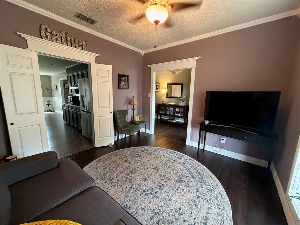 925 Manciples Way Abilene, TX 79602 - Photo 6 of 30 a living room with furniture and a flat screen tv