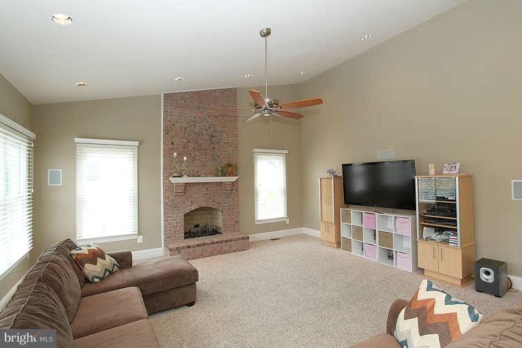 18505 Thundercloud Road Boyds, MD 20841 - Photo 6 of 13 Family Room