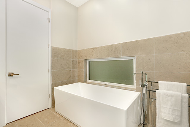 2042 West Rice Street, Unit 1 Chicago, IL 60622 - Photo 16 of 27 a bathroom with a tub and mirror