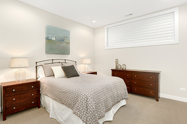 2042 West Rice Street, Unit 1 Chicago, IL 60622 - Photo 21 of 27 a bedroom with a bed and a lamp