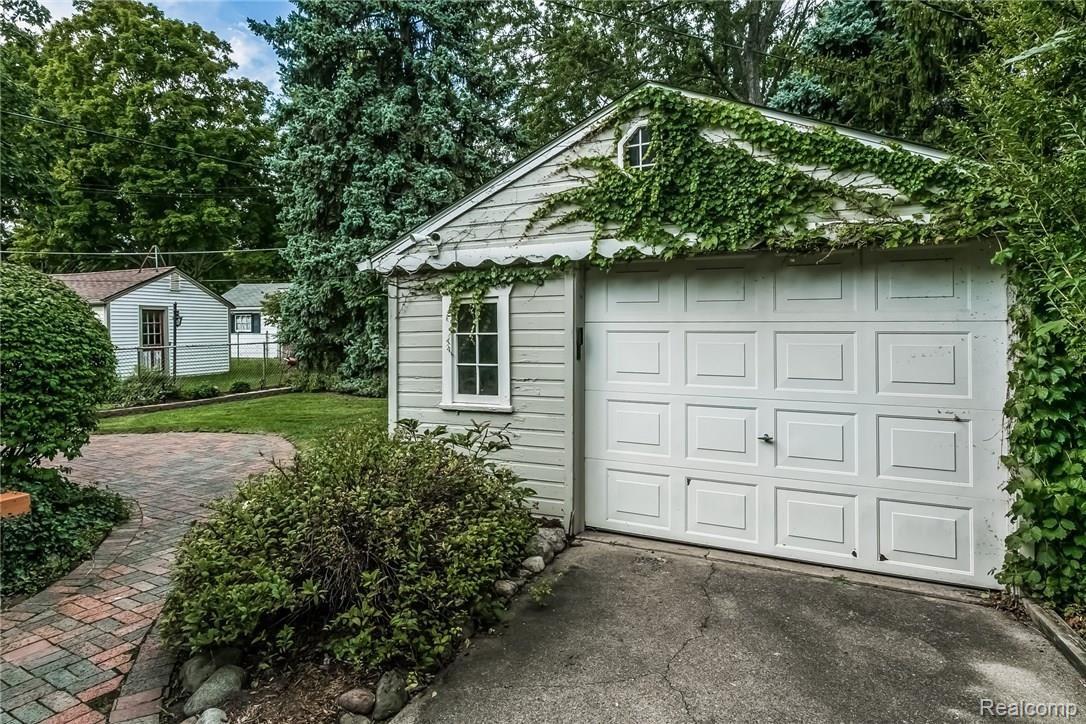 1935 Sheffield Road Birmingham, MI 48009 - Photo 26 of 31 033-Garage-3198799-medium.jpg
