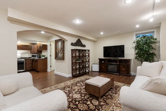 $1,175,000 | 13 Chatsworth Place, Farmington, CT 06032