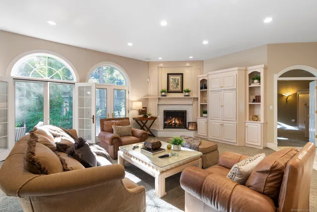 $1,175,000 | 13 Chatsworth Place, Farmington, CT 06032