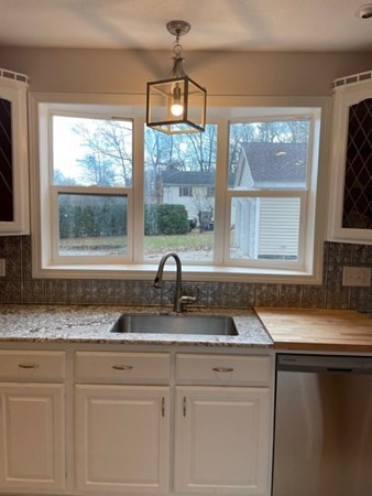 811 Piper Road West Springfield, MA 01089 - Photo 4 of 32