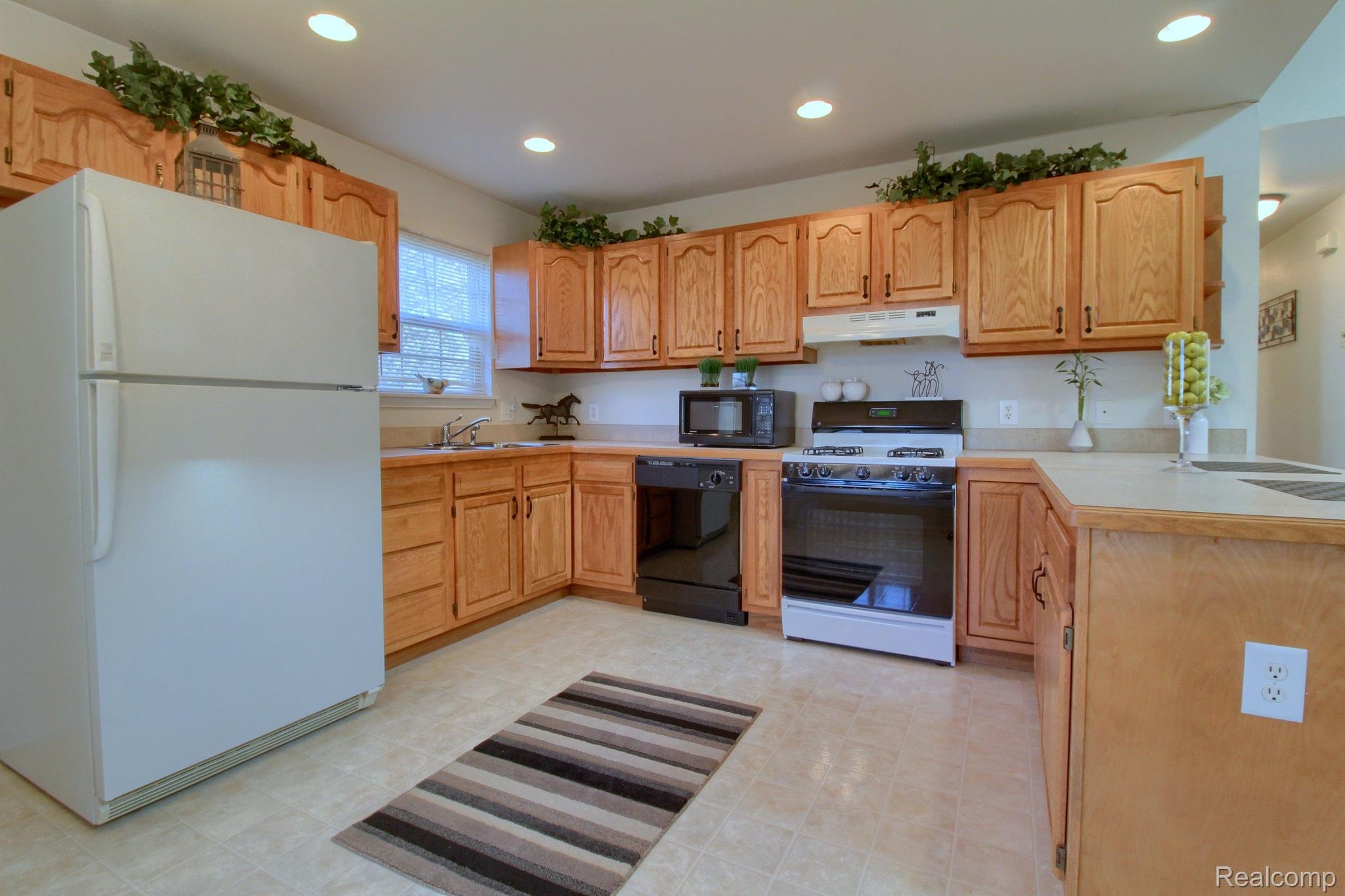 26151 Frankfort Road New Boston, MI 48164 - Photo 8 of 25 Gallery Image 8