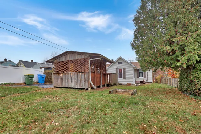 a view of a house with backyard and a garden