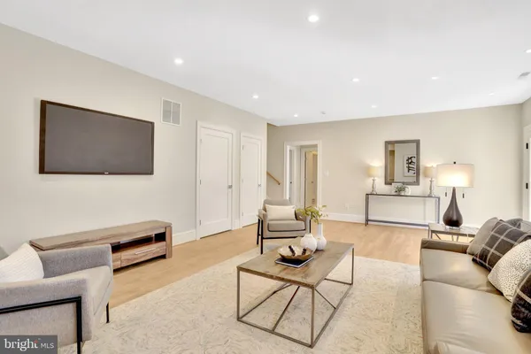 $2,195,000 | 501 North Jefferson Street, Arlington, VA 22205