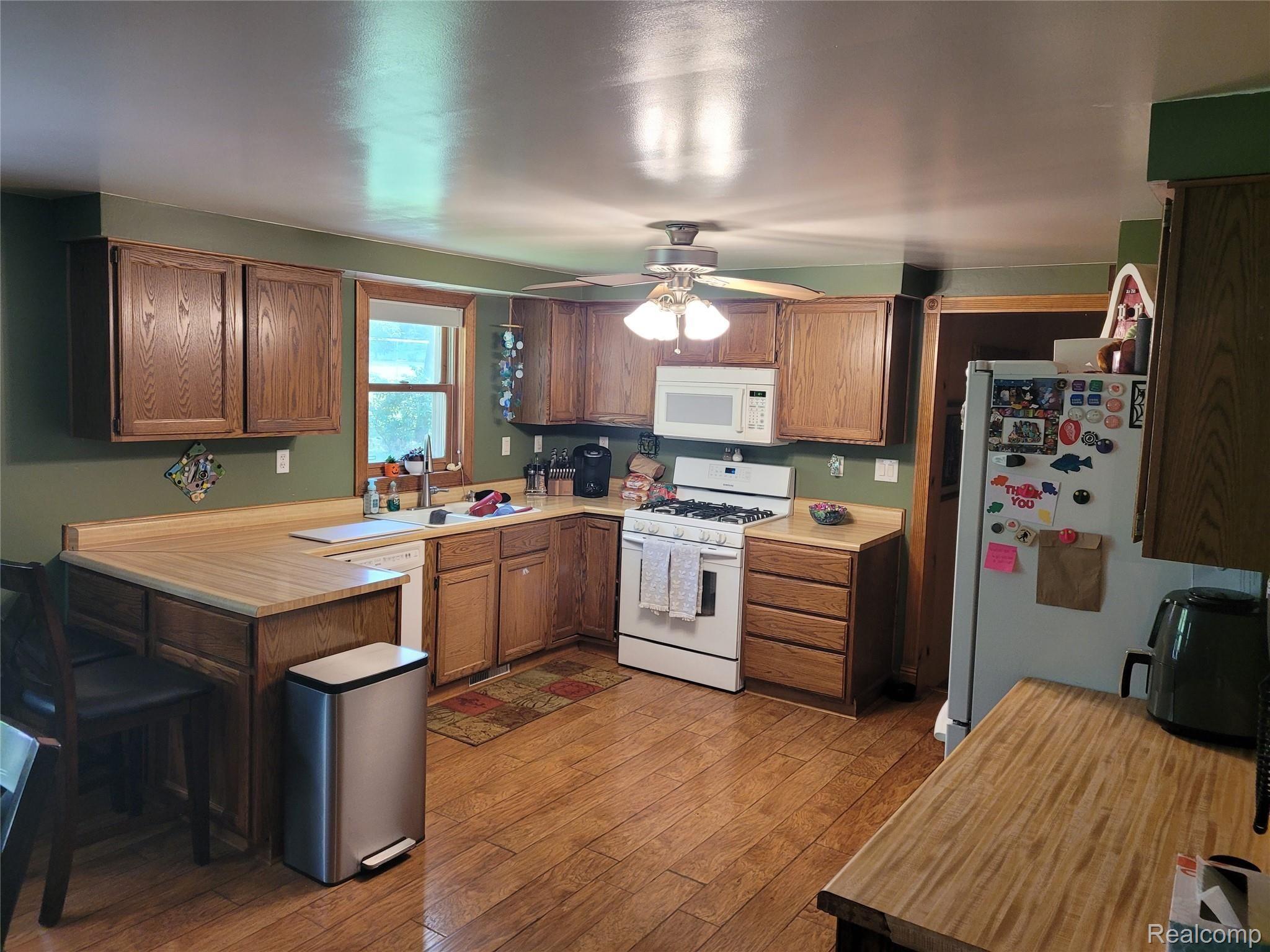 2172 Hartwick Lane Howell, MI 48855 - Photo 10 of 14 kitchen.jpg