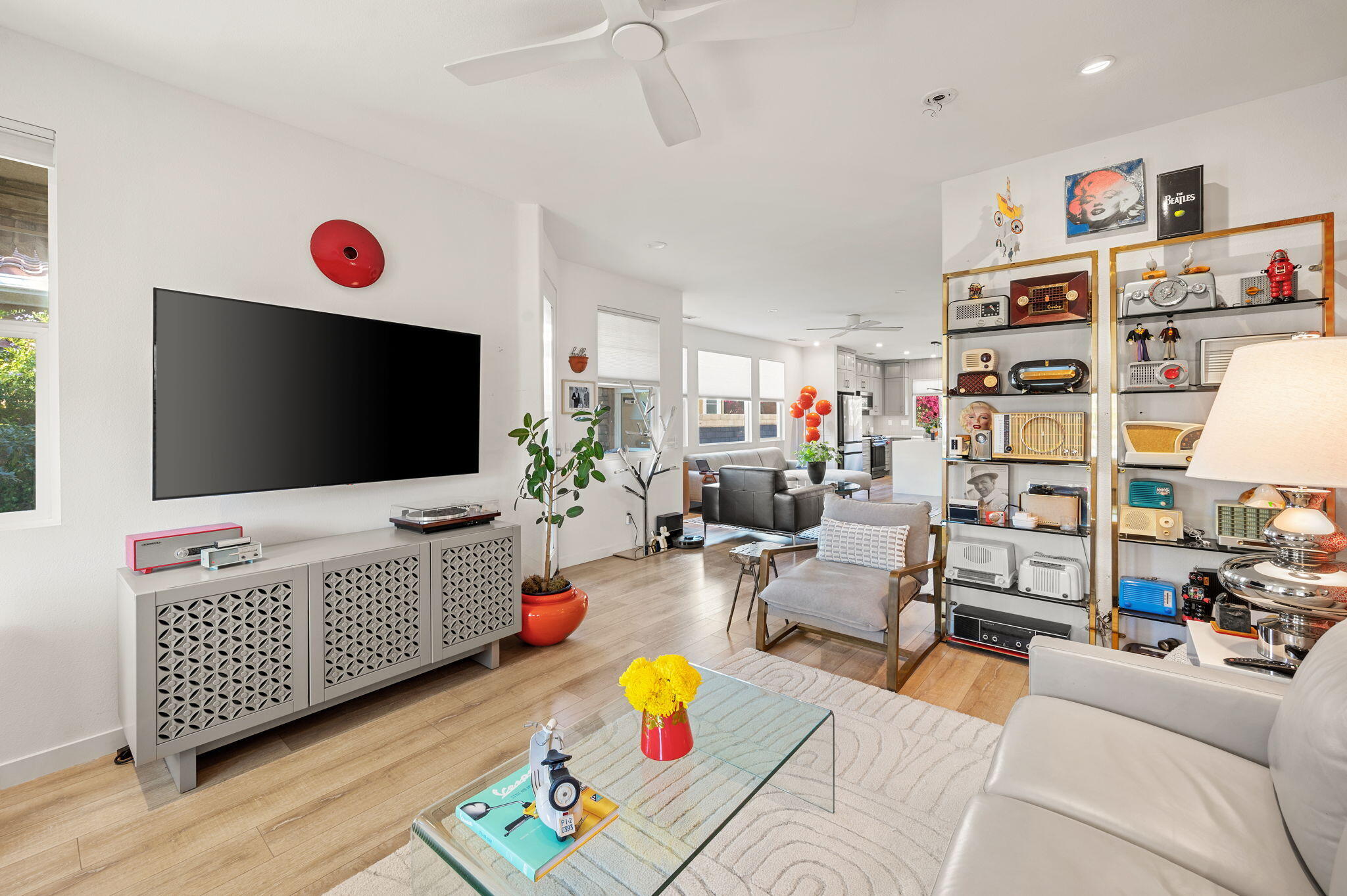 40 Shoreline Drive Rancho Mirage, CA 92270 - Photo 19 of 33 a living room with furniture and a flat screen tv