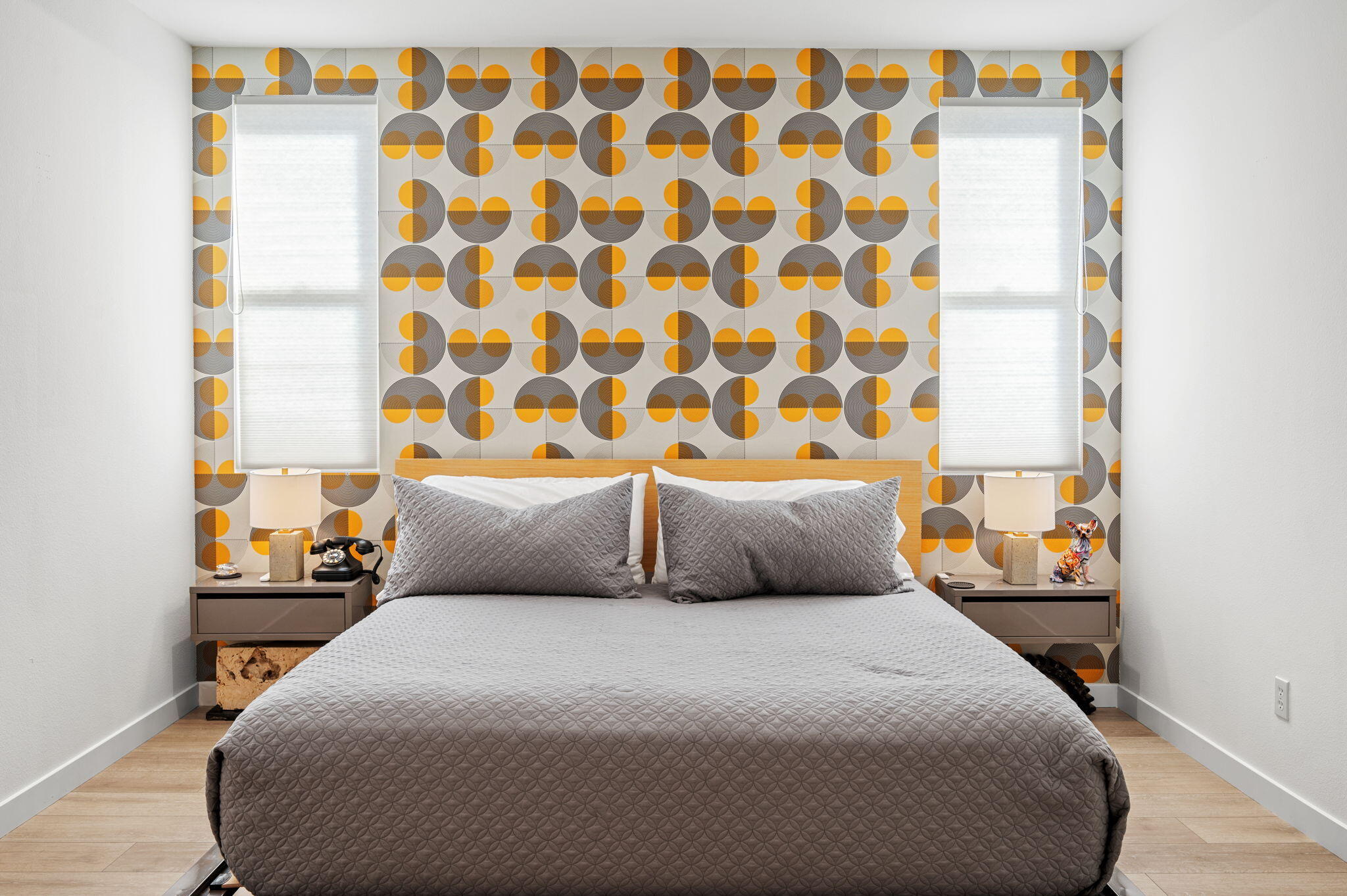 40 Shoreline Drive Rancho Mirage, CA 92270 - Photo 21 of 33 a bedroom with a bed and a lamp