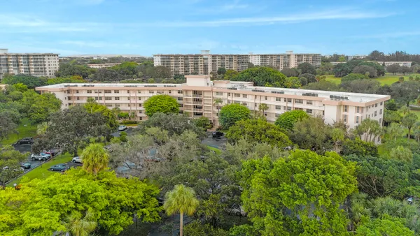 $2,650 | 3900 Oaks Clubhouse Drive, Unit 503, Pompano Beach, FL 33069