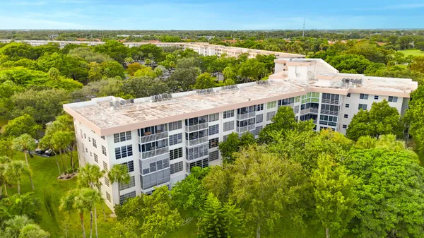 $2,650 | 3900 Oaks Clubhouse Drive, Unit 503, Pompano Beach, FL 33069