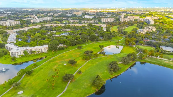 $2,650 | 3900 Oaks Clubhouse Drive, Unit 503, Pompano Beach, FL 33069