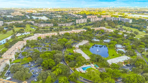 $2,650 | 3900 Oaks Clubhouse Drive, Unit 503, Pompano Beach, FL 33069