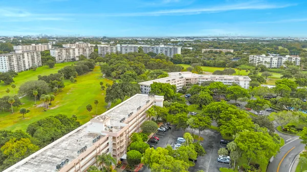 $2,650 | 3900 Oaks Clubhouse Drive, Unit 503, Pompano Beach, FL 33069