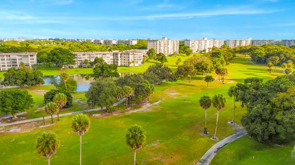 $2,650 | 3900 Oaks Clubhouse Drive, Unit 503, Pompano Beach, FL 33069