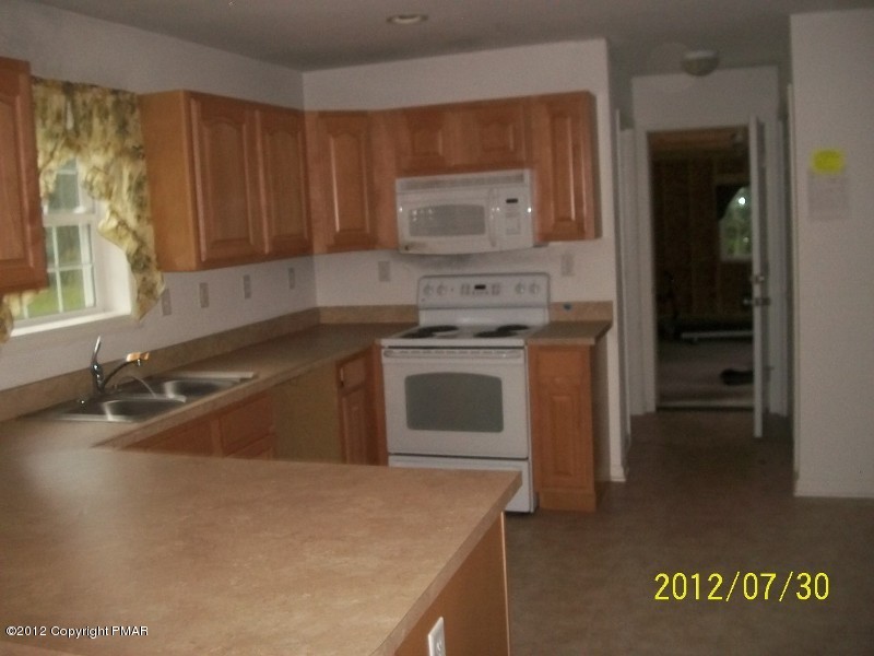 162 Stonecrest Road Blakeslee, PA 18610 - Photo 4 of 15 a kitchen with a stove and a sink
