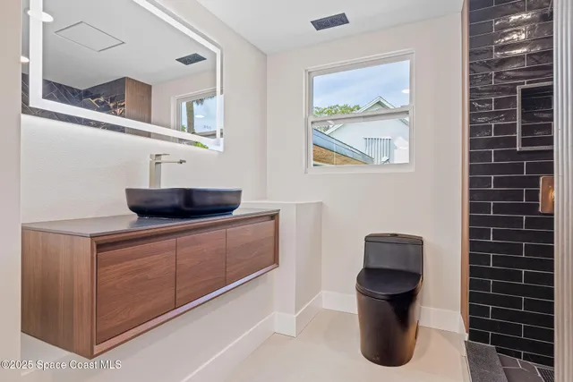 an empty room with closet and ceiling fan