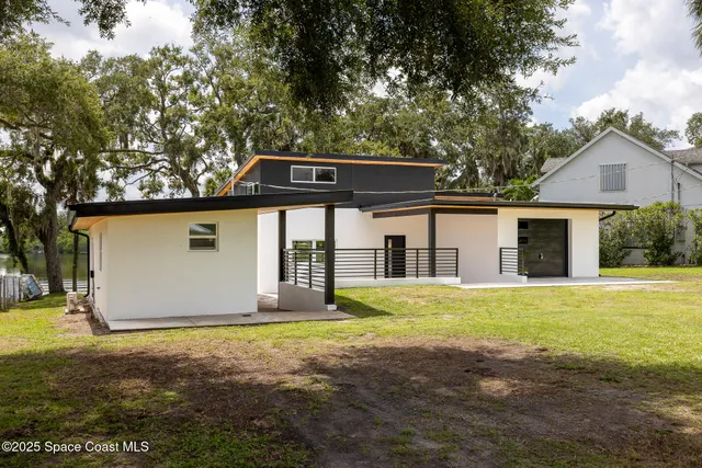 a view of ocean and city view