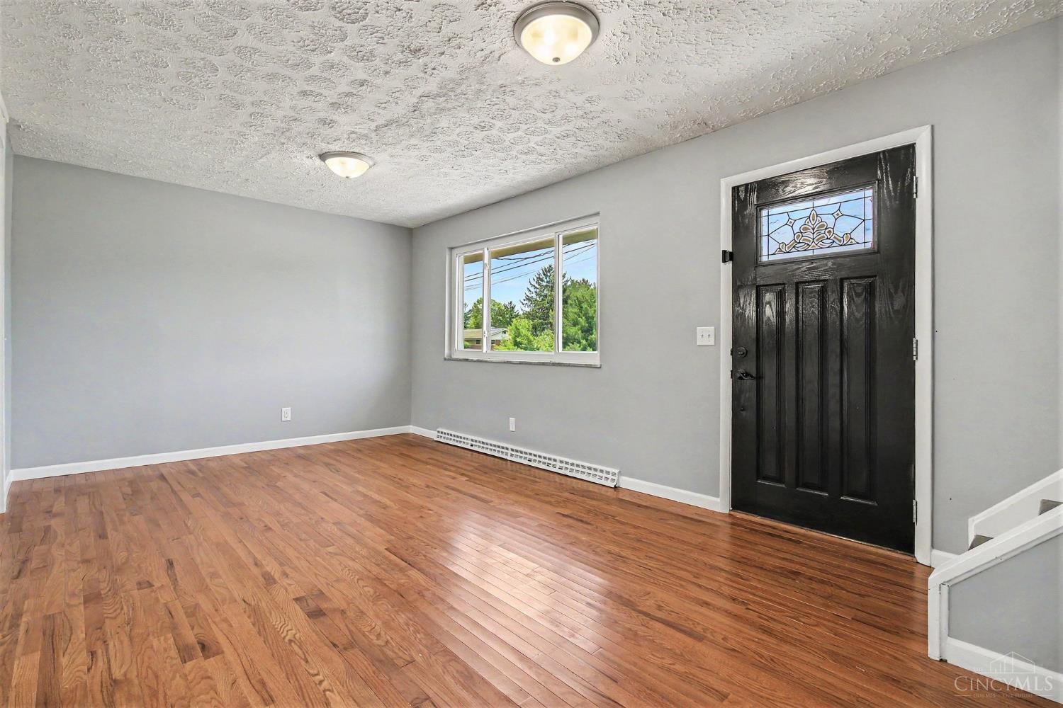 6004 Snyder Road Cincinnati, OH 45247 - Photo 4 of 35