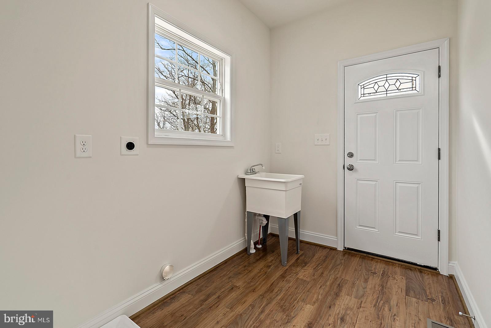 12020 Hume Road Hume, VA 22639 - Photo 23 of 38 Laundry/Mud Room