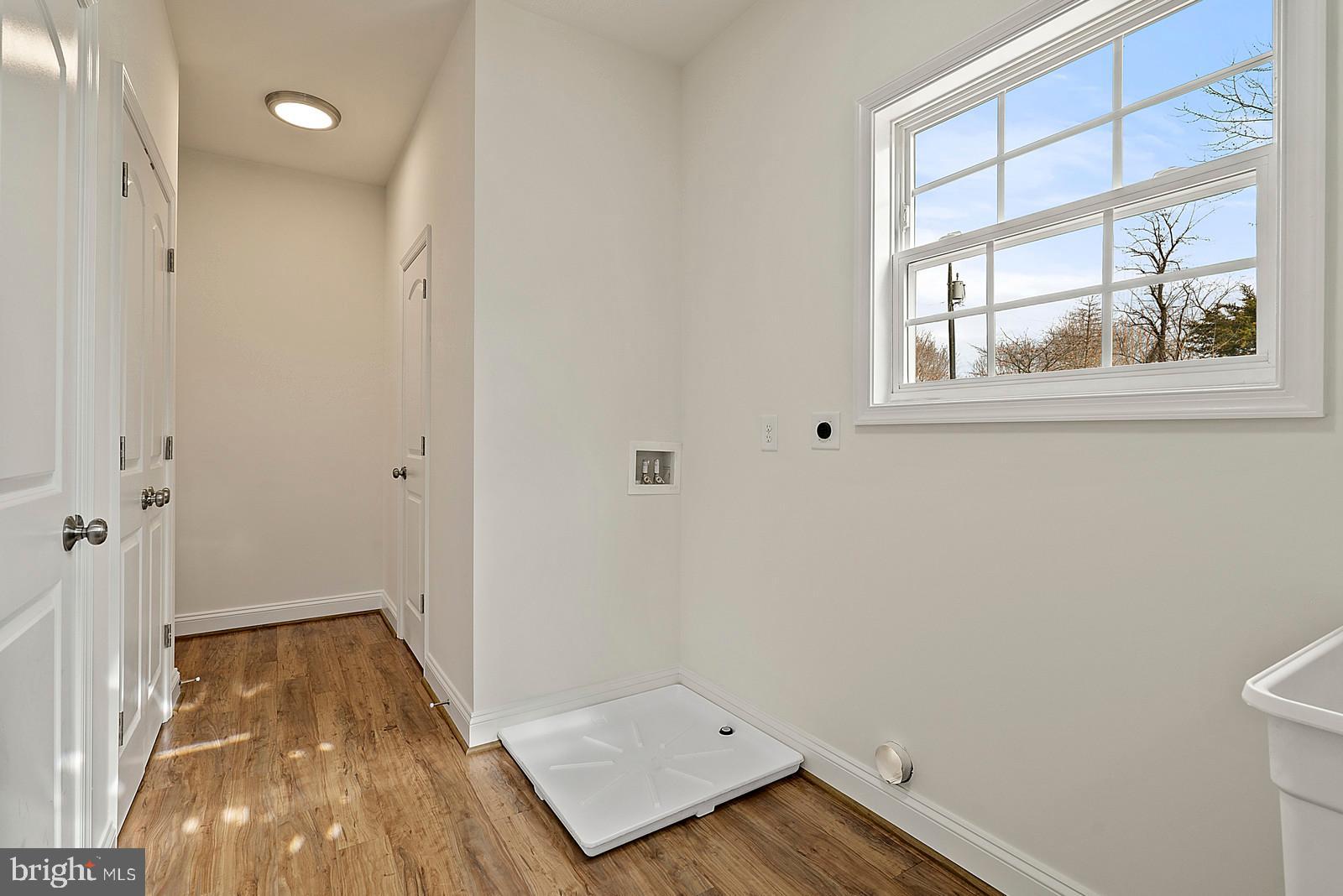 12020 Hume Road Hume, VA 22639 - Photo 24 of 38 Laundry Room/Mud Room