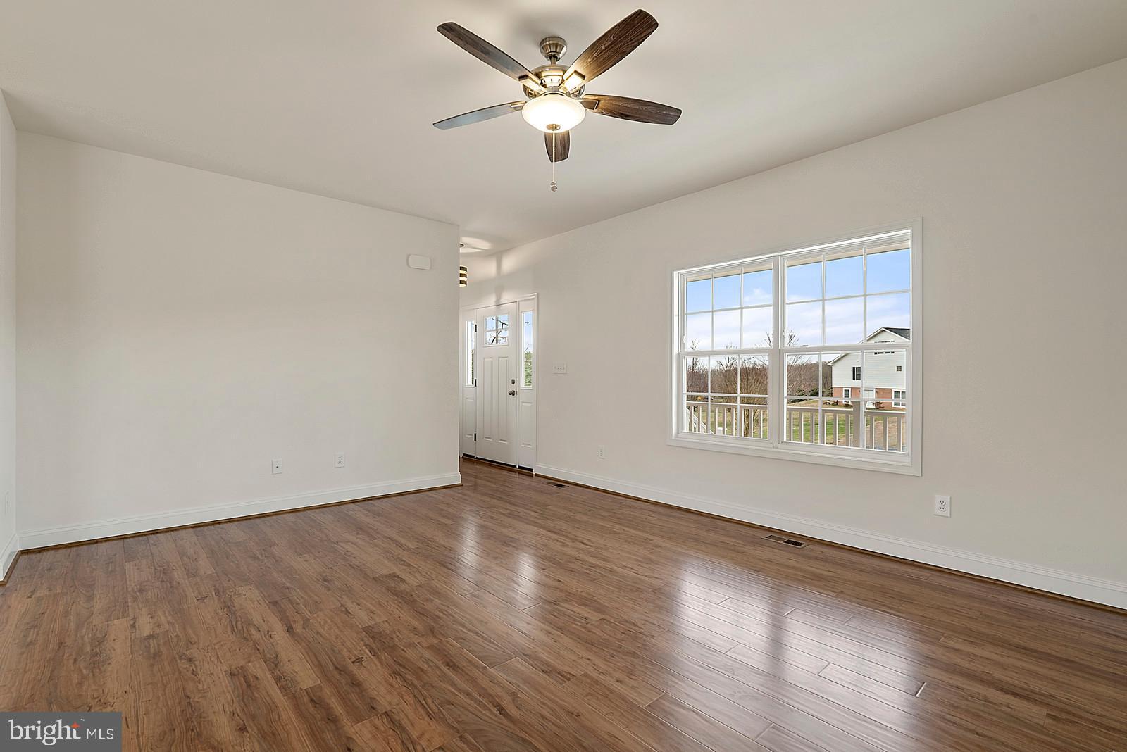 12020 Hume Road Hume, VA 22639 - Photo 7 of 38 Living Room