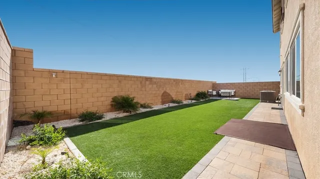 a view of a back yard