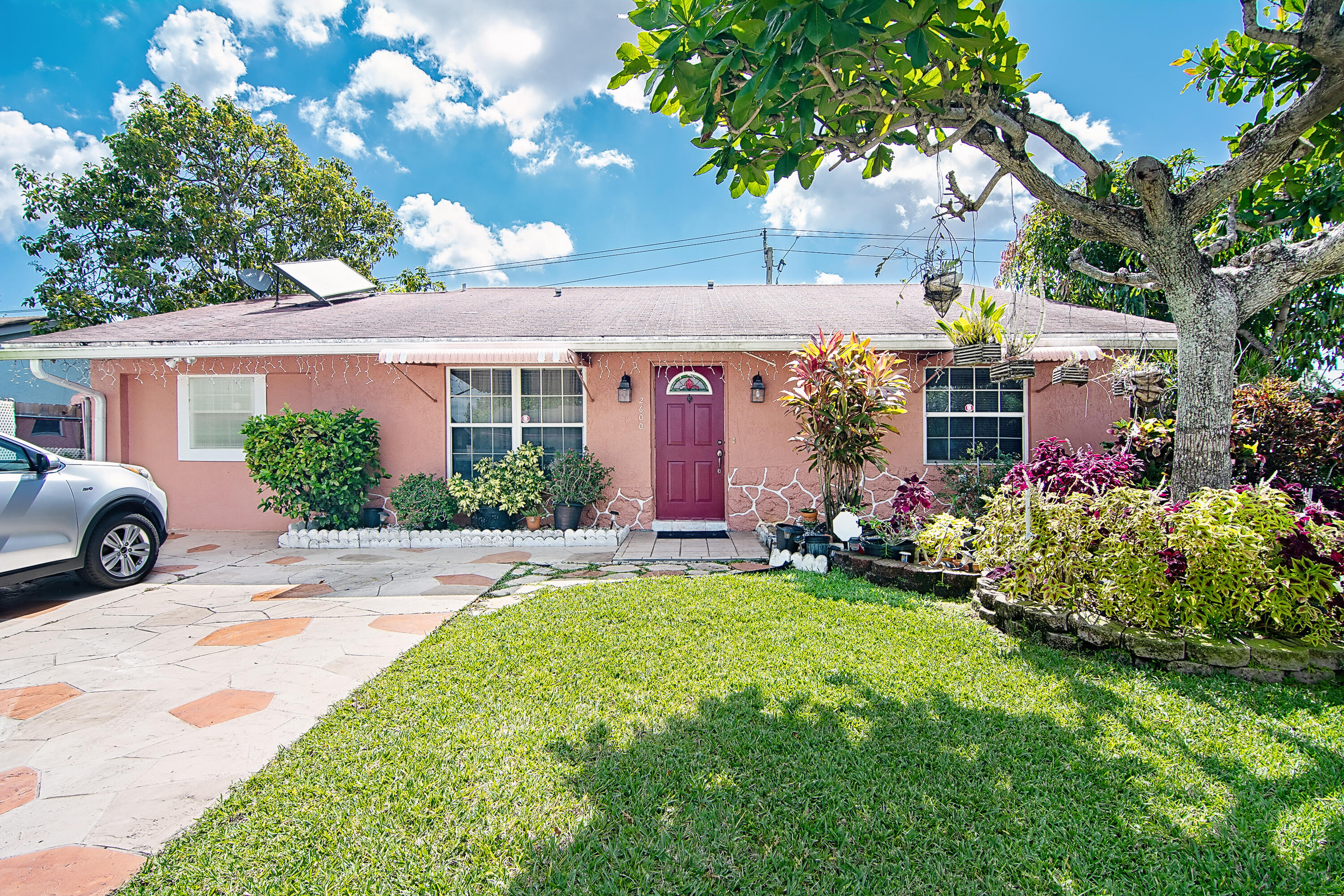 2600 West 28th Street Riviera Beach, FL 33404 - Photo 2 of 31 2600 W 28 St_002
