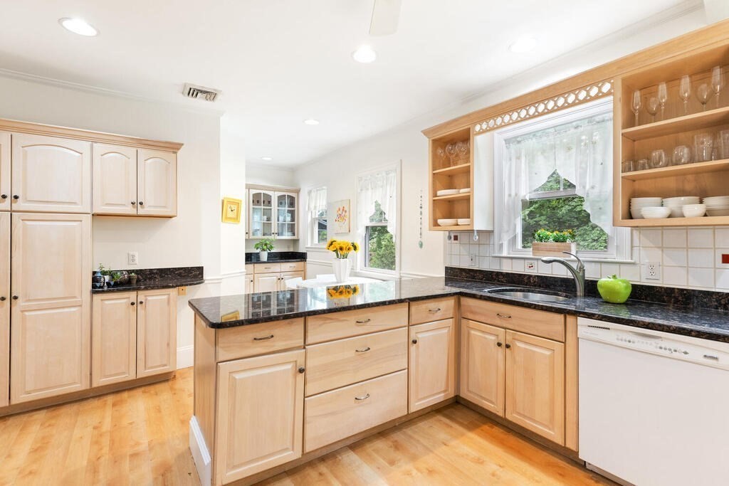 100 Columbia Street, Unit 2 Brookline, MA 02446 - Photo 3 of 20