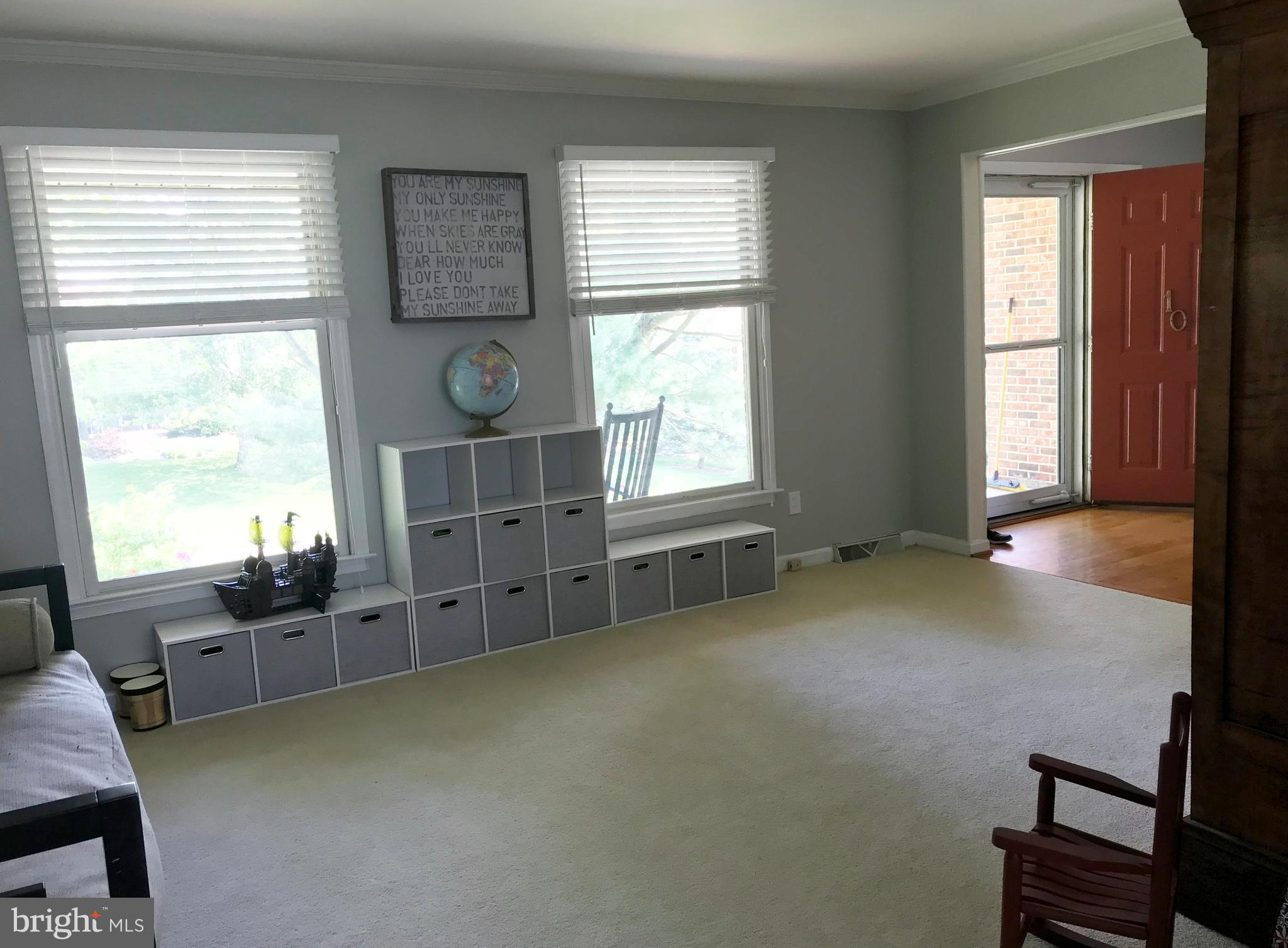 10 Farm House Road Newark, DE 19711 - Photo 4 of 48 Living Room w Tall Windows