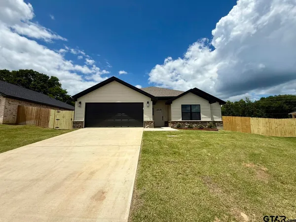 $2,195 | 17434 Crossing Circle, Lindale, TX 75771