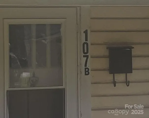 a view of a house with backyard and trees