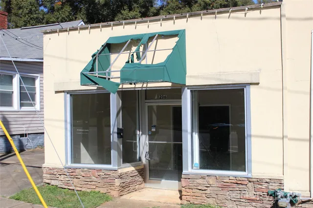 a view of a backyard with pathway