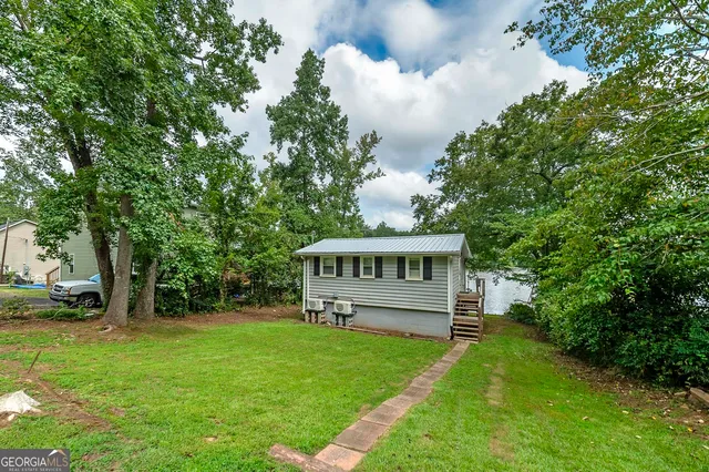 a view of house with a yard