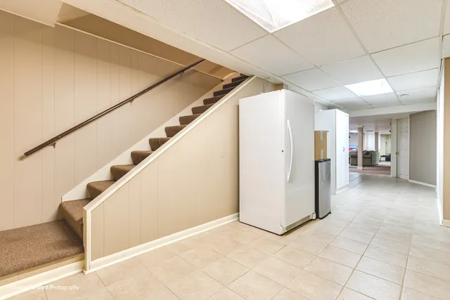 a view of entryway and kitchen