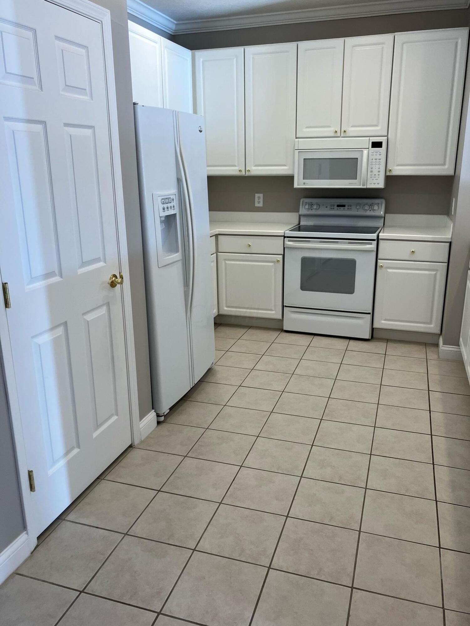 2245 Riverside Drive, Unit 304 Columbus, OH 43221 - Photo 4 of 21 Kitchen 6