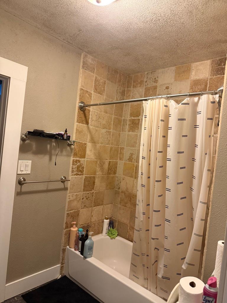 533 Reeves Avenue Yuba City, CA 95991 - Photo 17 of 48 a bathroom with a bathtub and shower