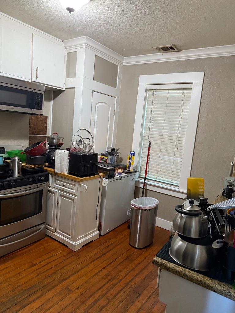 533 Reeves Avenue Yuba City, CA 95991 - Photo 21 of 48 a kitchen with a sink and wooden floor