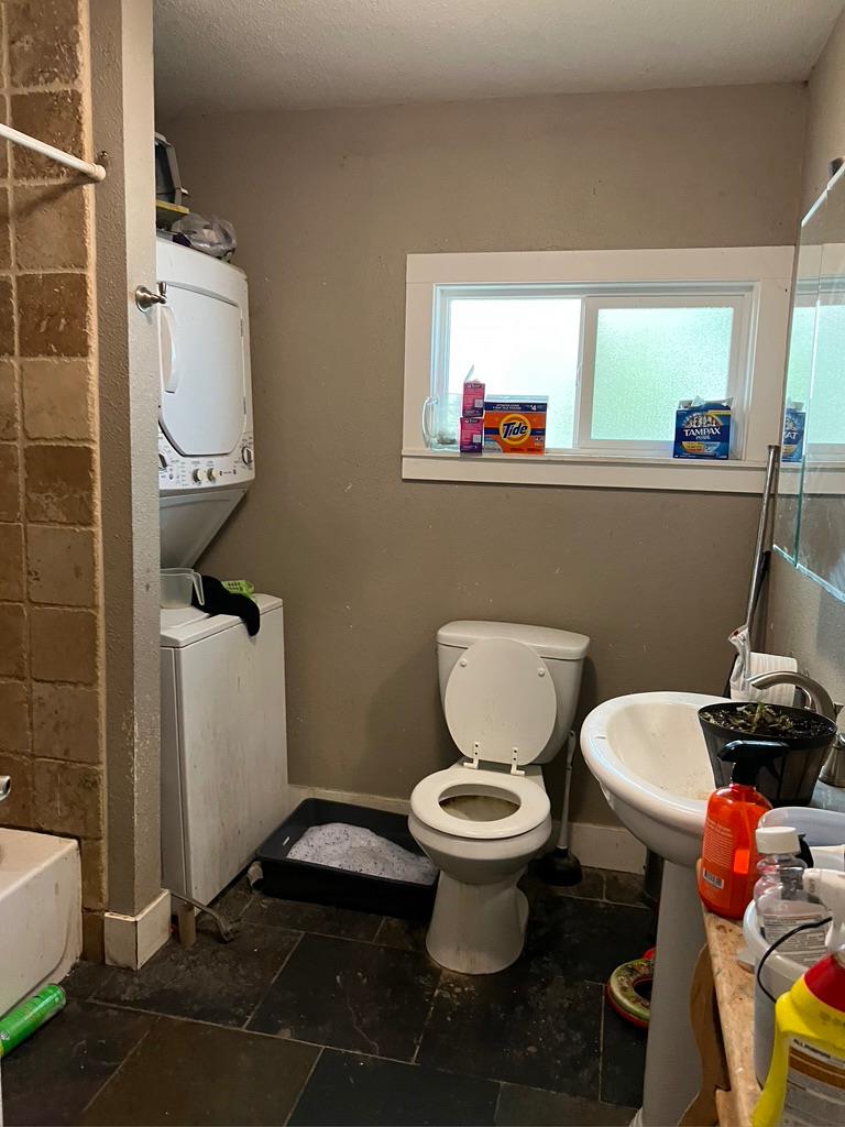 533 Reeves Avenue Yuba City, CA 95991 - Photo 26 of 48 a bathroom with a toilet and a sink